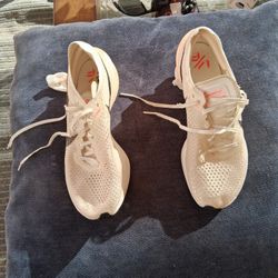 Women's Nikes Tenius Shoes Size 9