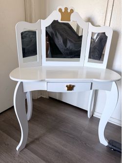 princess-style kids' vanity table