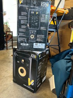 PAIR // KRK V6 Series 4