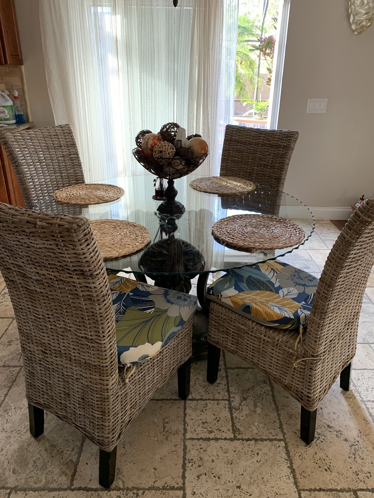 Dinning table w 4 chairs