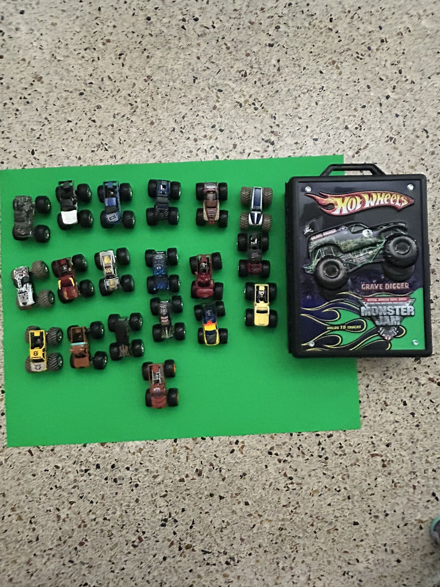Hot Wheels Monster Jam Trucks And Case