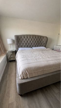 Luxury Tufted Upholstered Bed Frame – Excellent Condition