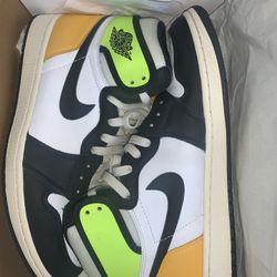 JORDAN 1 Volt/University Gold