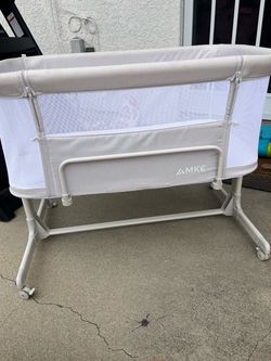 AMKE Baby Bassinet with Mesh Sides and Wheels