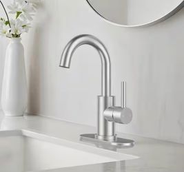 Single Hole 1-Handle Bathroom Faucet in Brushed Nickel