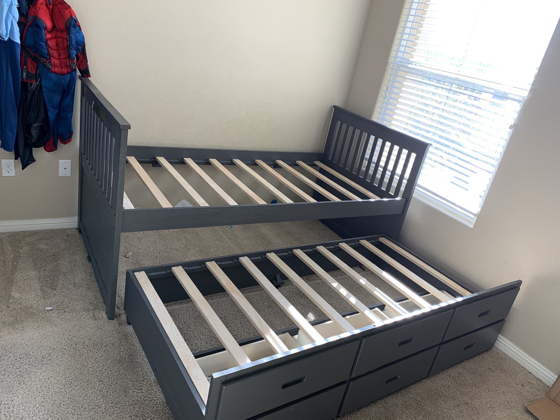 Twin/twin Bed w/ 3 storage box.
