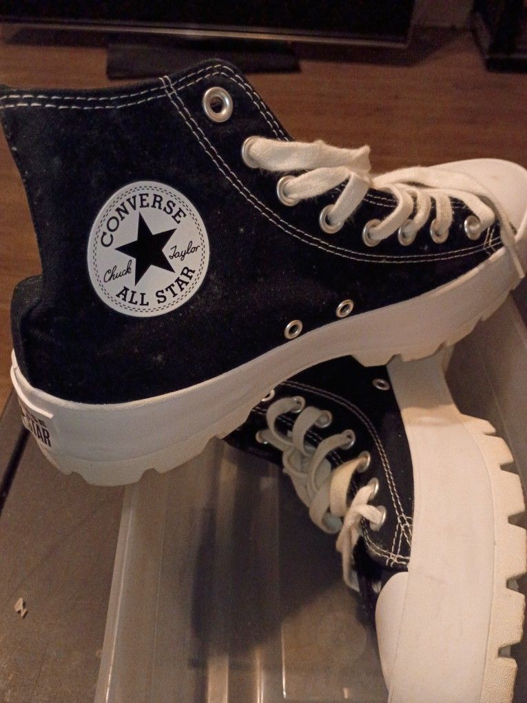 WOMEN'S CONVERSE " CHUCK TAYLOR". ALL STAR SNEAKERS
