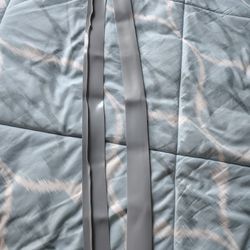 NEW. THESE RUBBER STRIPS GO BETWEEN YOUR COUNTER & OVEN TO STOP CRUMBS, FOOD etc Fall Between The Crack. Great Item To Have. New. Cash/ Pickup Only