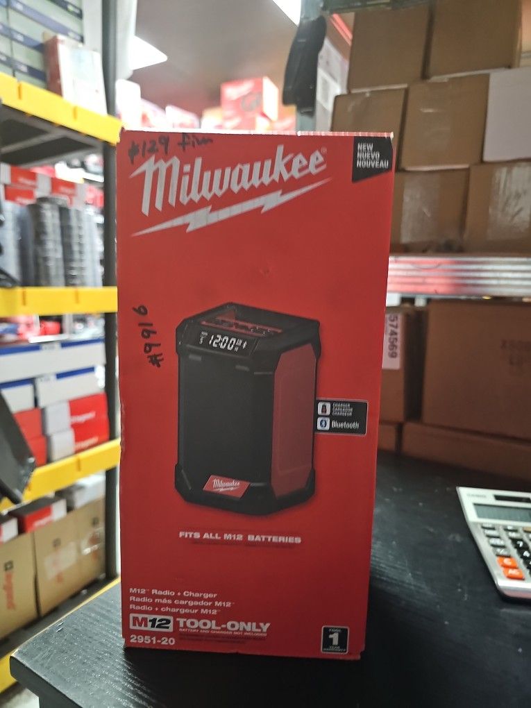 Milwaukee
M12 12-Volt Lithium-Ion Cordless Bluetooth/AM/FM Jobsite Radio with Charger
