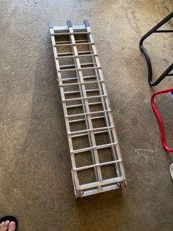 Foldable dirt bike ramp