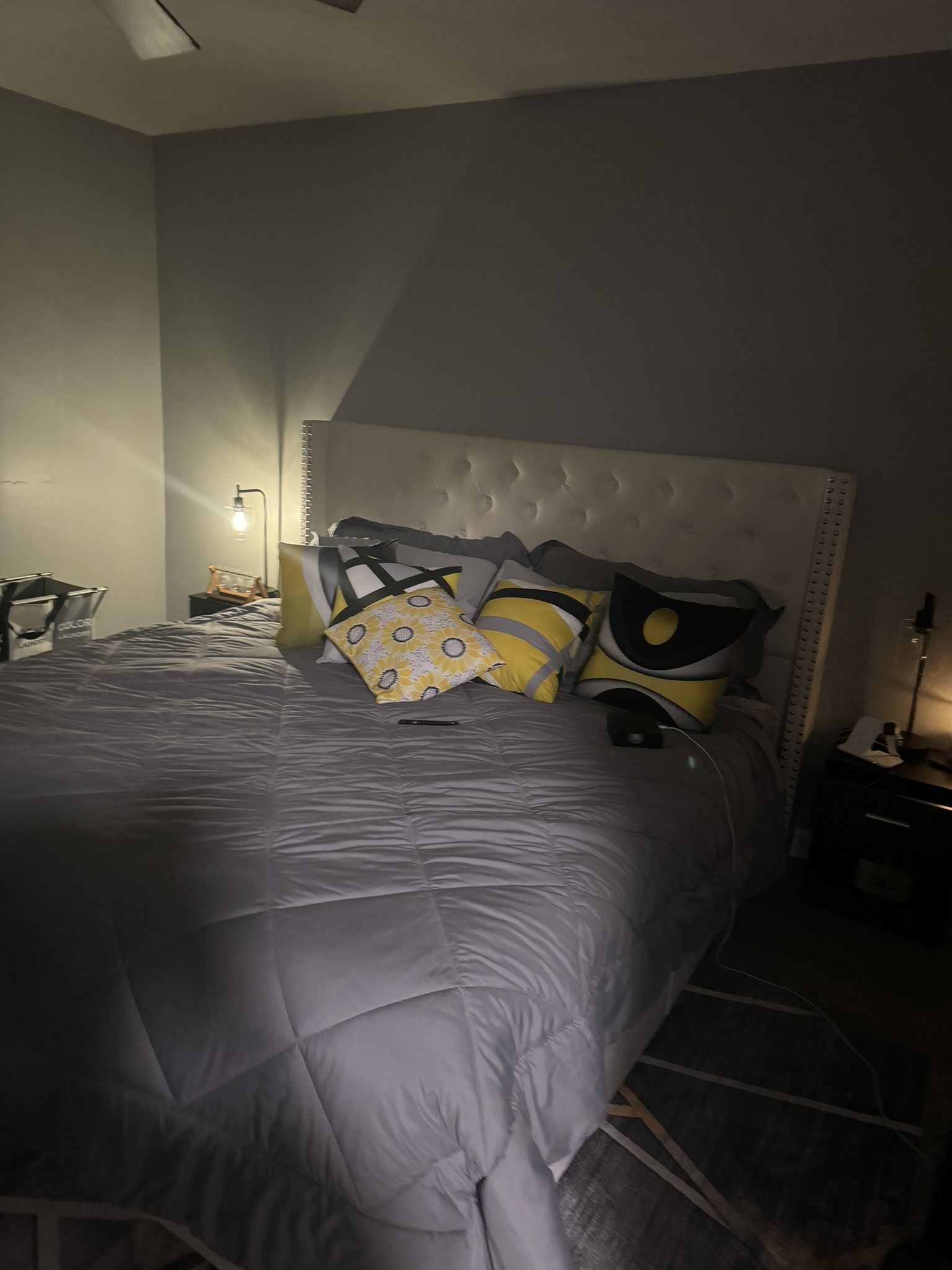 King Bed With Nightstands And Lamp