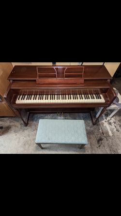 Lester Betsy Ross Spinet 1960's Brown upright piano