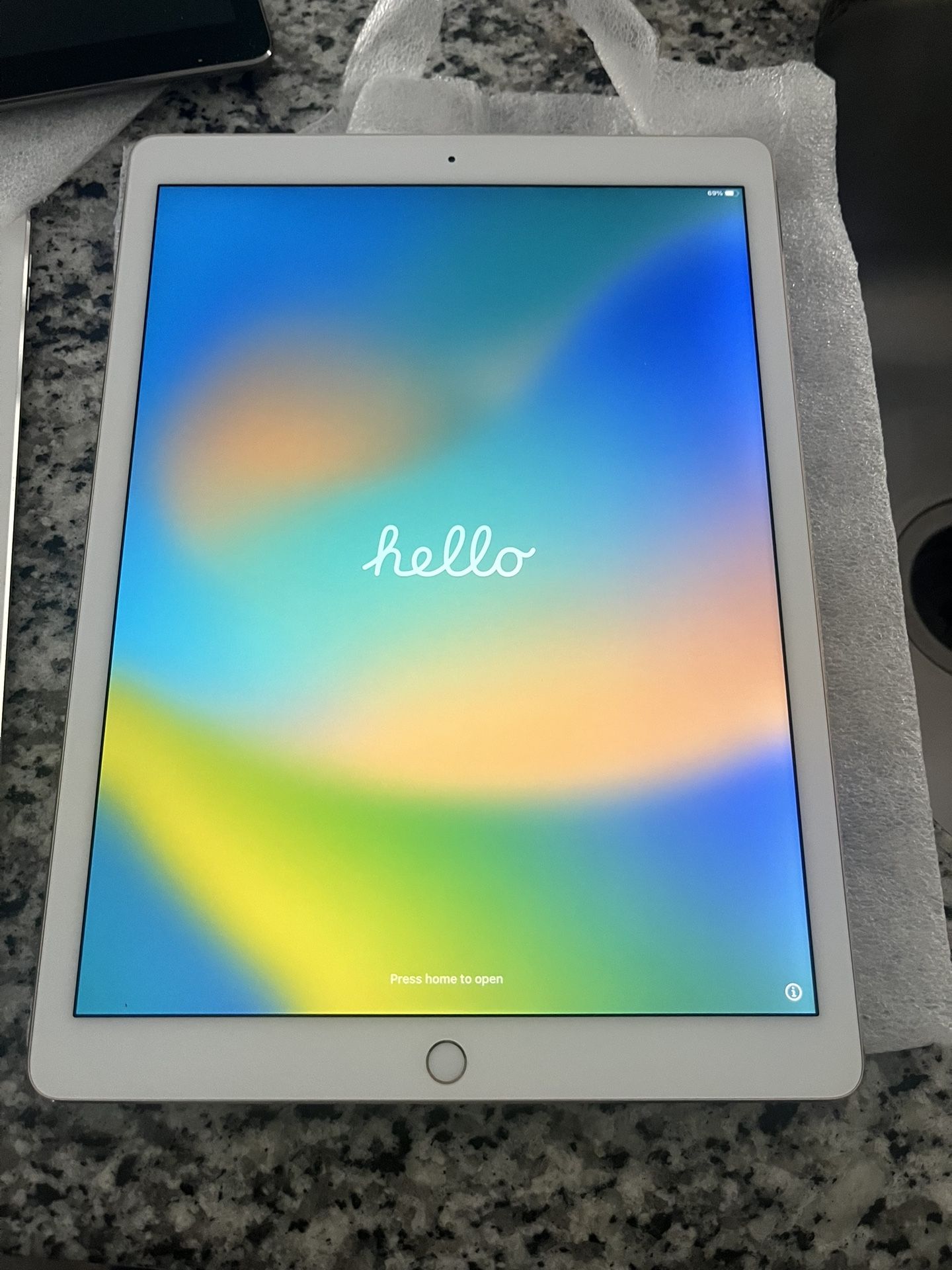 iPAD PRO 12.9-INCH,WIFI,128GB,GOLD Unlocked flawless