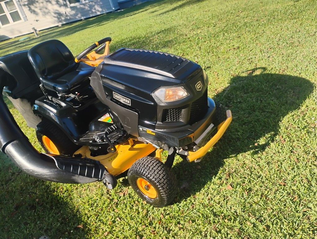 46" cut Craftsman Riding lawnmower runs cuts great comes with bagger system 900 cash firm