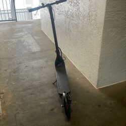 19Mph Black Electric Scooter 21 Mile Range