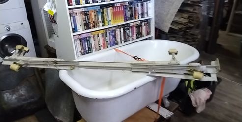 Clawfoot tub.    5 Foot Long. 30" Wide. With Feet $200
