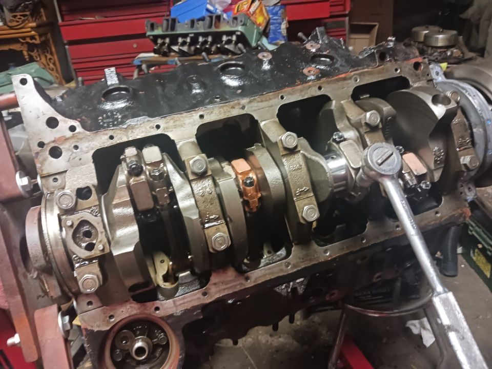 Small block Chevy big block Chevy complete rebuilt motors engine blocks heads cranks custom engine building intake manifolds carburetors high performa