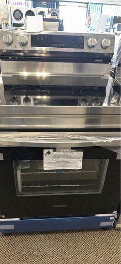 Samsung- 30β Wide 4 Elements 6.3 cu.ft Freestanding Electric Rangel w/ WiFi & Steam Clean (Warranty Available)