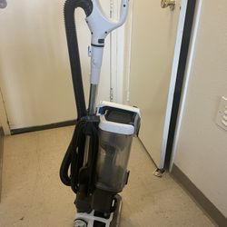 Shark Vacuum Cleaner Works Great