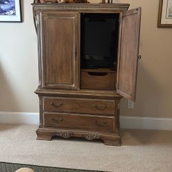 Tv Stand  With 2 Large Drawer . Can Covert To Dresser 