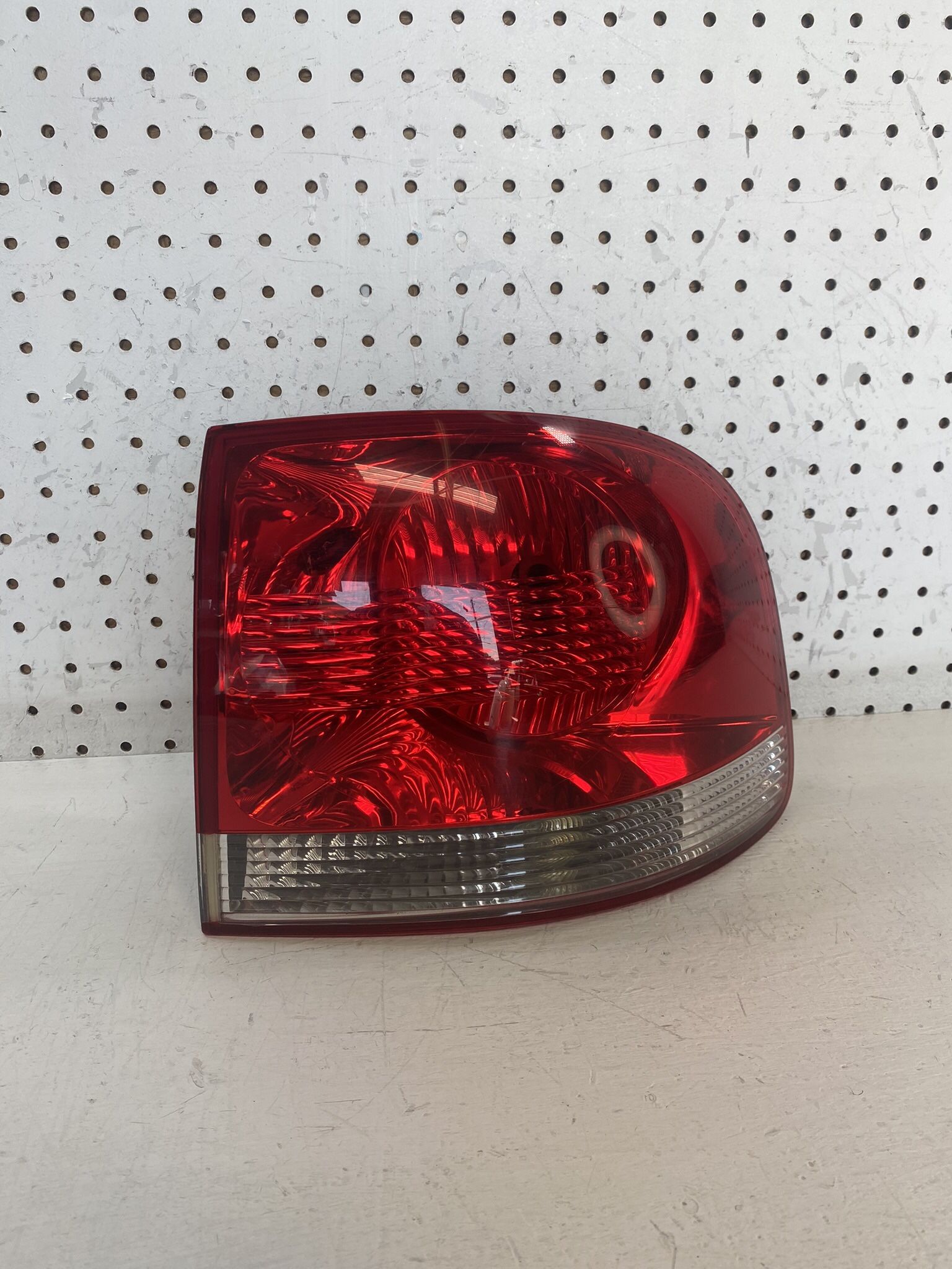 2004 2007 VOLKSWAGEN TOUAREG RIGHT SIDE TAIL LIGHT OEM 