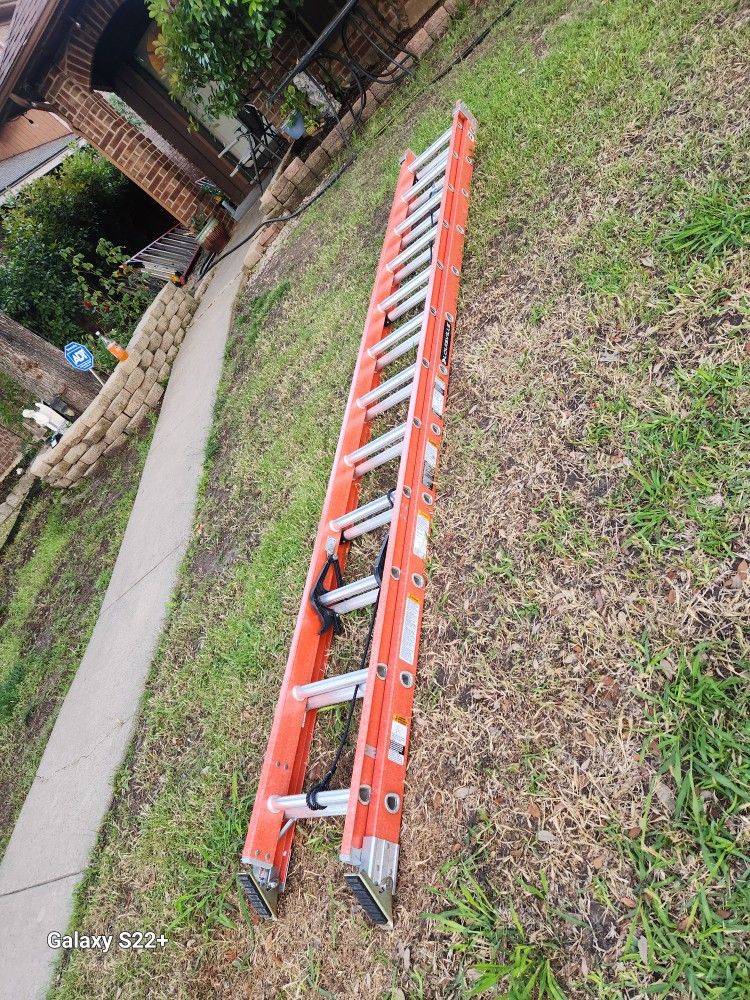 Lousville 24ft,  300 Lbs Capacity Ladder Good Conditión 