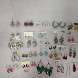 44 pairs of earrings, different models and colors, some new and others used, all in excellent condition. See the photos for more details.