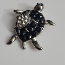 Mother And Child Turtle Pendant  Silvery With Black 1"×1" Great For Gift