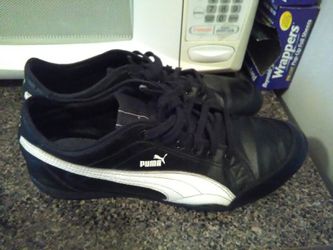 Leather pumas very good condition size 10/1/2