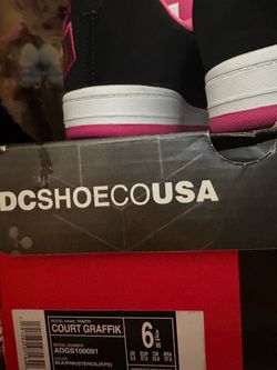 DC Court Graffik Youth Size 6 (US) in the Black/Pink