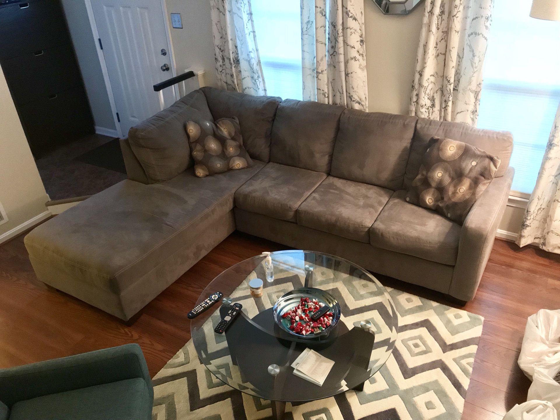 Sectional Sofa w/ chaise