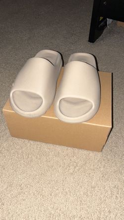 Yeezy slide ‘bone’