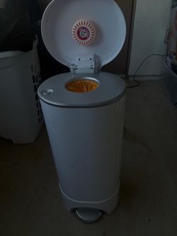 Munchkin PAIL™ Cubeta para Pañales de Bebé, Control de Olor #1 Comprobado, con Tecnología de Arm & Hammer, Blanca