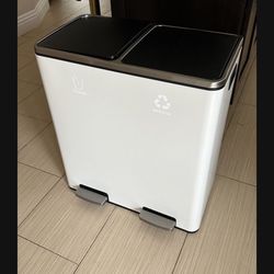 Trash Can kitchen / Need To Replace One lid/top 