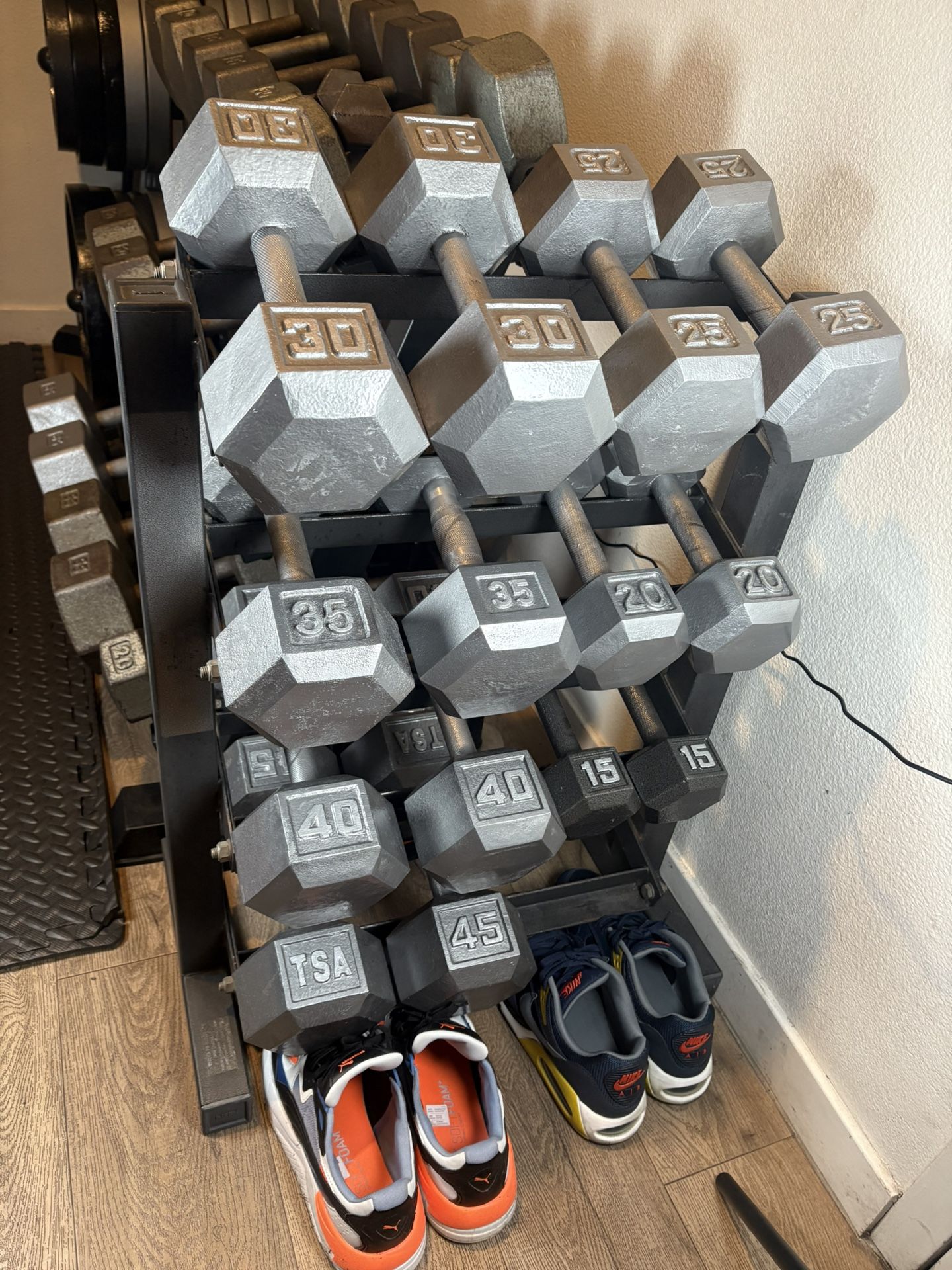 Set Of Cast Iron Hex Dumbbells 15s To 45s Total : 420 lbs (NO RACK INCLUDED)