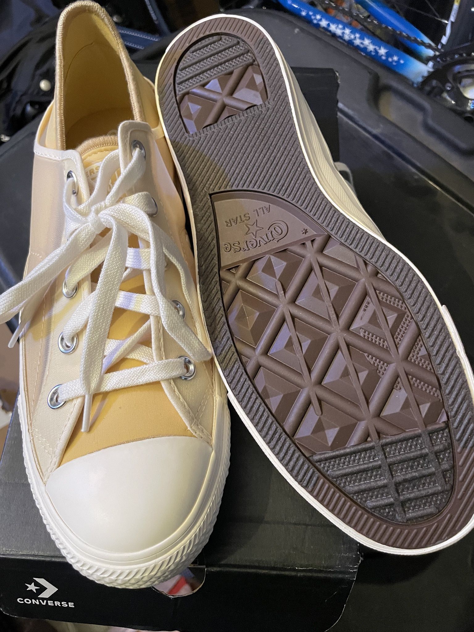 Converse Women’s 9.5 Brand New