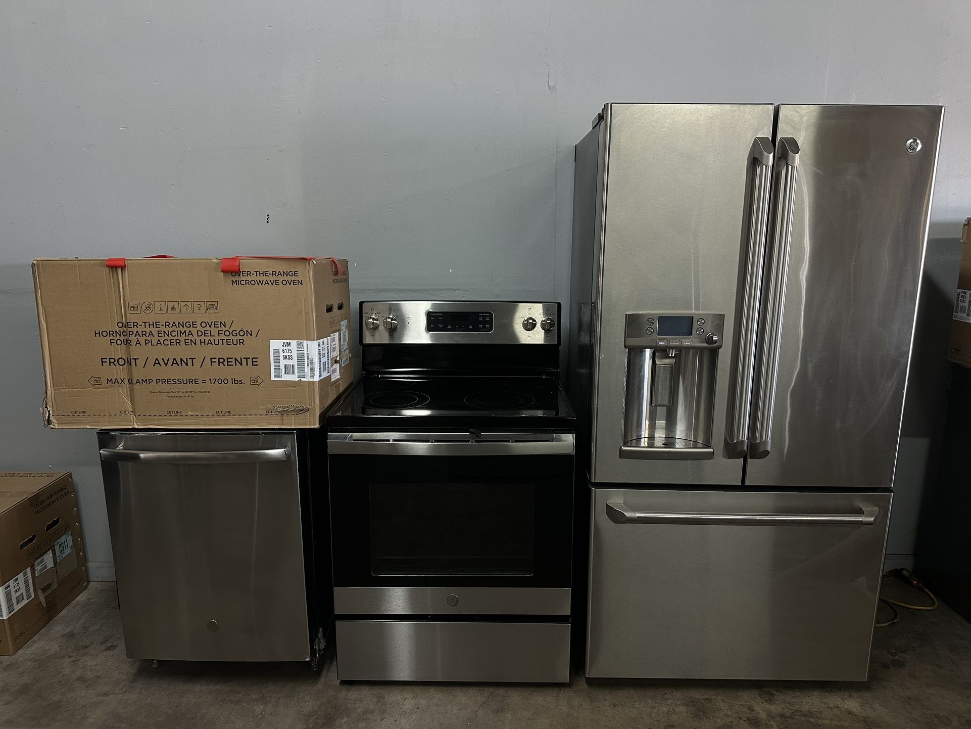 GE STAINLESS STEEL KITCHEN APPLIANCE SET LIKE NEW CONDITIONS