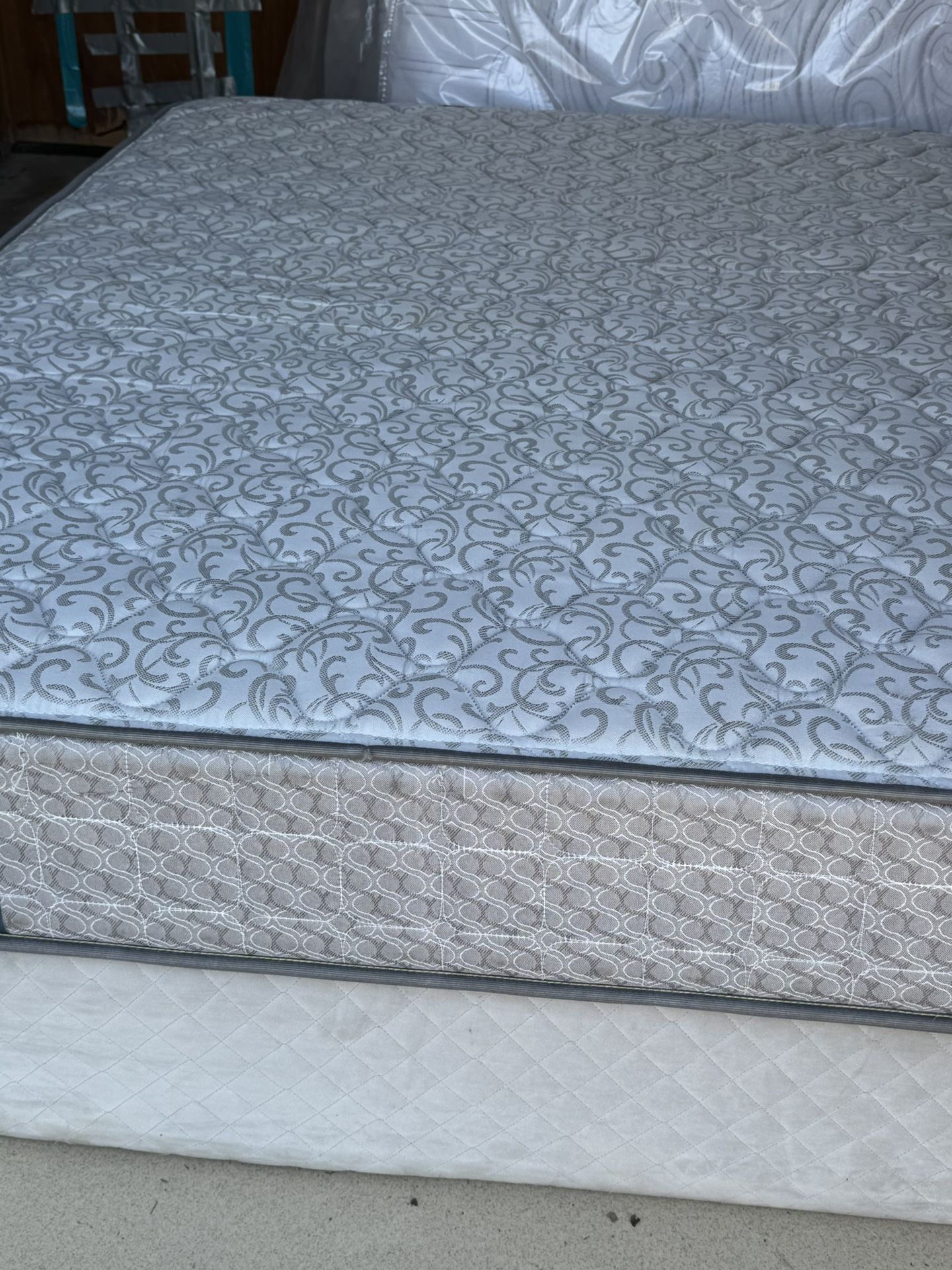 USED QUEEN SIZE MATTRESS WITH BOX SPRINGS DELIVERY 🚚 AVAILABLE