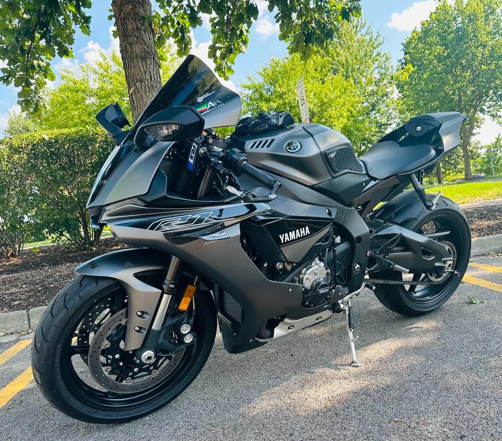 2016 Yamaha R1S