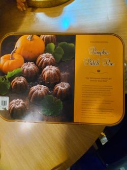 NEW William  Sonoma  pumpkin muffin pan