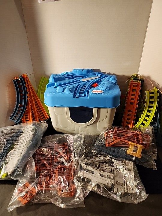 Fisher Price/Thomas-N-Friends "Connect & Build" Track Bucket 