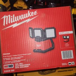 Firm Price🛑 M18  4500 Lumens ROVER  Triple-Panel Flood Light. Tool-Only New.