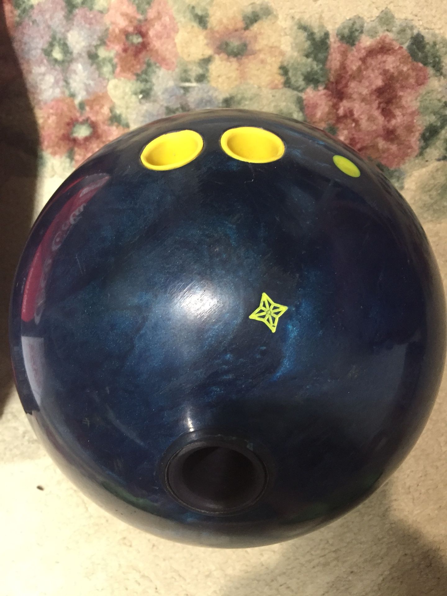 Roto grip unhinged bowling ball with the vise IT thumb system
