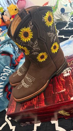 Cowboy Boots with Sunflower size 6 women’s