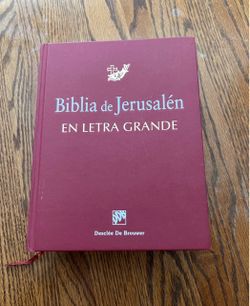 Biblia de jerusalén en letra grande. 2758 páginas. 8 1/2 x 7 1/2 x 2 1/2 pulgadas.