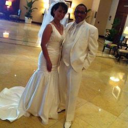 Elegant Mermaid Wedding Dress – Size 8 – Classic & Timeless