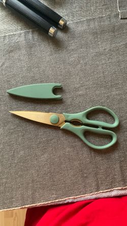 Kitchen scissors with cap