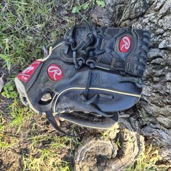 Rawlings Infielders Glove (SEE PICS) LOCATED IN GLENDORA.  PRICE IS "FIRM" SEE MY PAGE FOR OTHER BASEBALL EQUIPMENT FOR SALE "CHEAP"