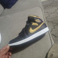 Jordan 1 Mid Black Metallic Gold 