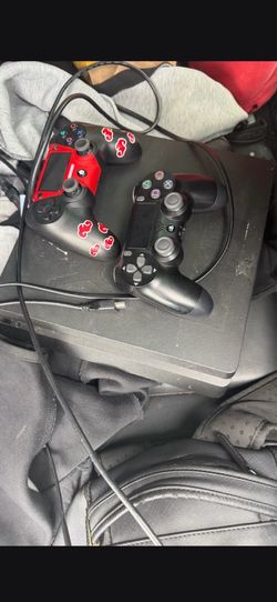 PS4 with 2 controllers